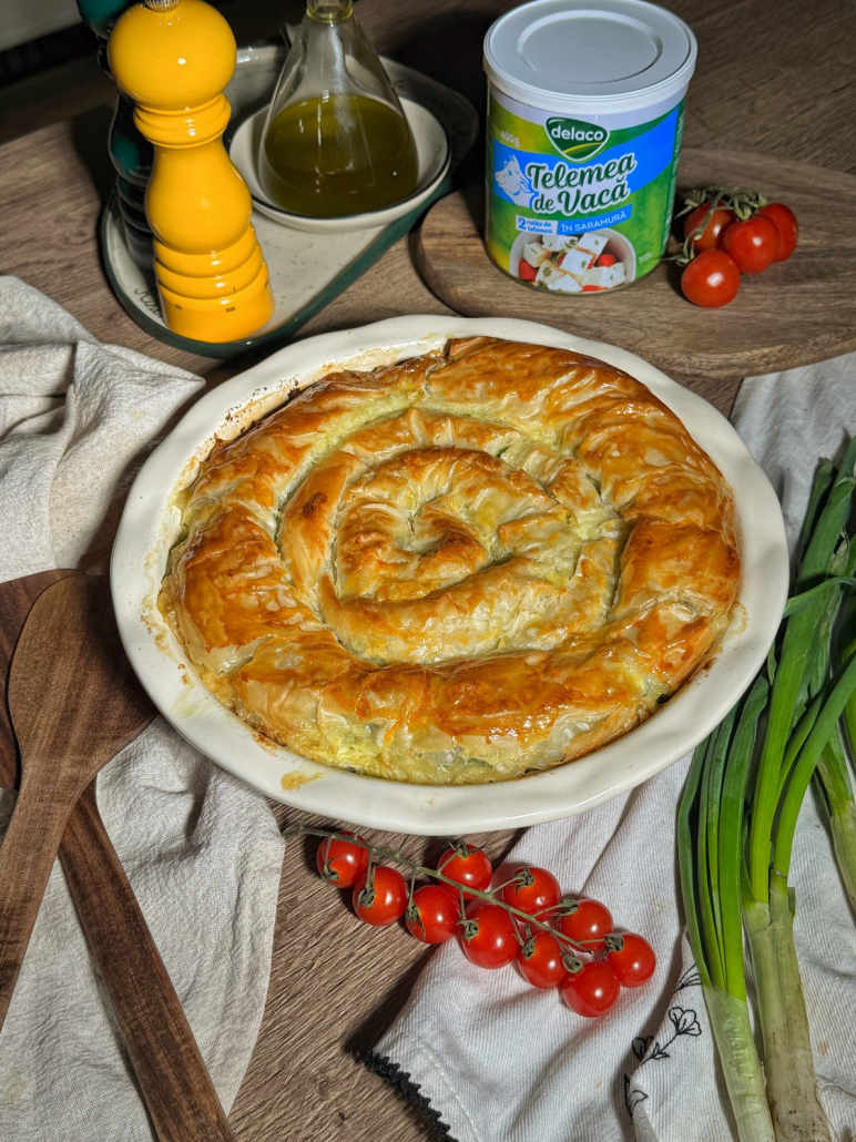 Plăcintă grecească spanakopita preparată cu telemea de vacă Delaco în saramură