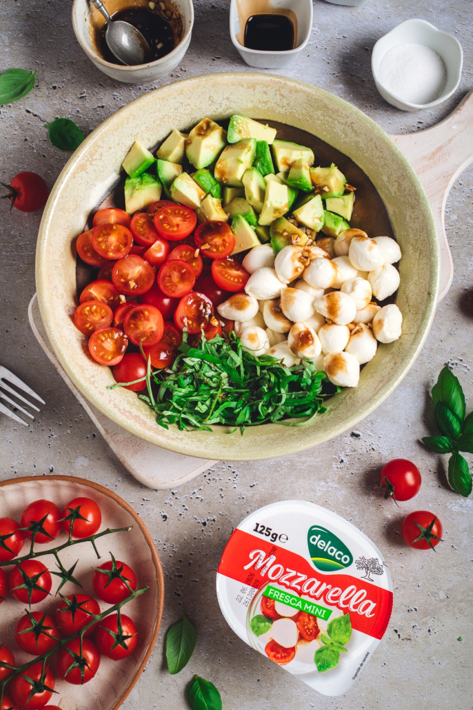 Rețetă de salată Caprese cu avocado și Mozzarella Fresca Mini Delaco