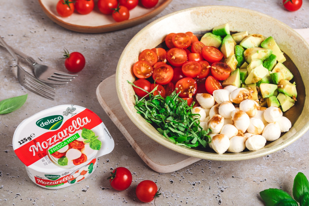 Salată Caprese cu avocado, Mozzarella Fresca Mini Delaco, roșii cherry și busuioc proaspăt