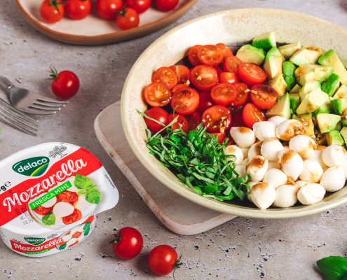 Salată Caprese cu avocado, Mozzarella Fresca Mini Delaco, roșii cherry și busuioc proaspăt