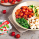 Salată Caprese cu avocado, Mozzarella Fresca Mini Delaco, roșii cherry și busuioc proaspăt
