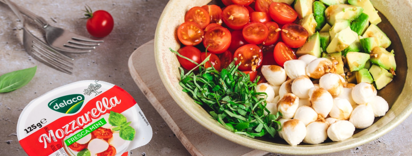 Salată Caprese cu avocado, Mozzarella Fresca Mini Delaco, roșii cherry și busuioc proaspăt