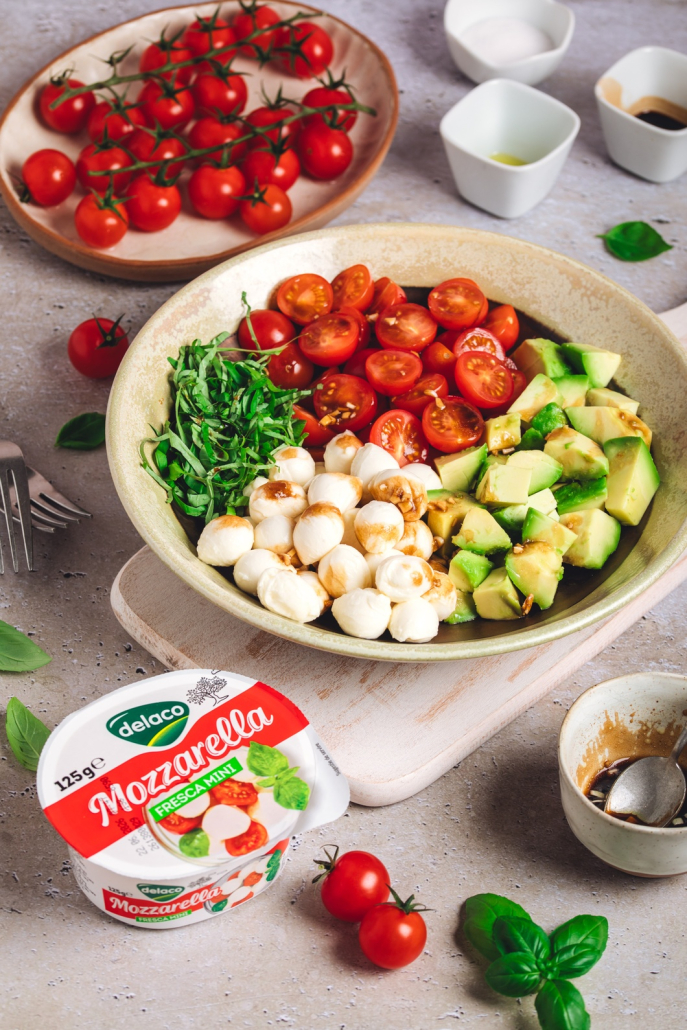 Salată Caprese cu avocado, roșii cherry, busuioc și Mozzarella Fresca Mini Delaco
