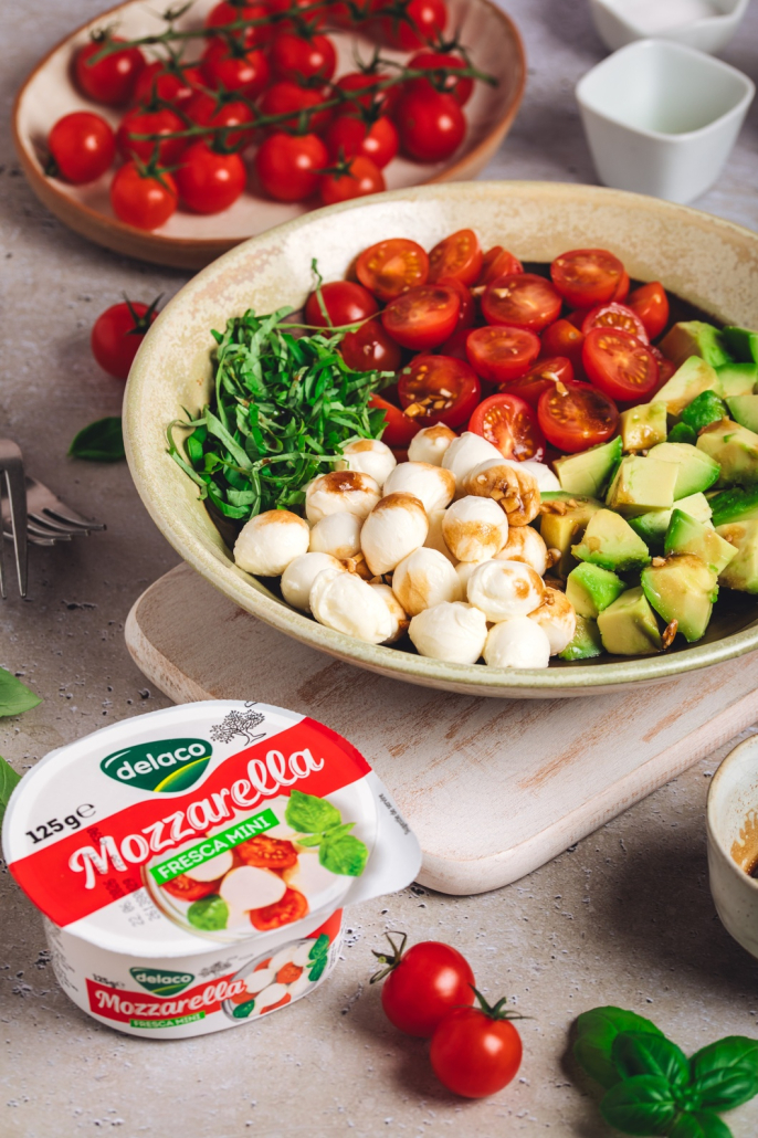 Salată de vară cu avocado, Mozzarella Fresca Mini Delaco și roșii cherry într-un bol
