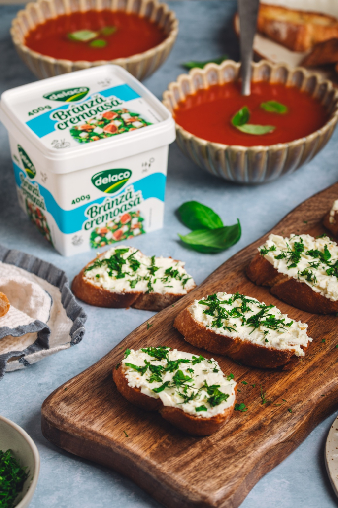 Rețetă de bruschete cu Brânză Cremoasă Delaco, baghetă rumenită și ierburi aromatice.