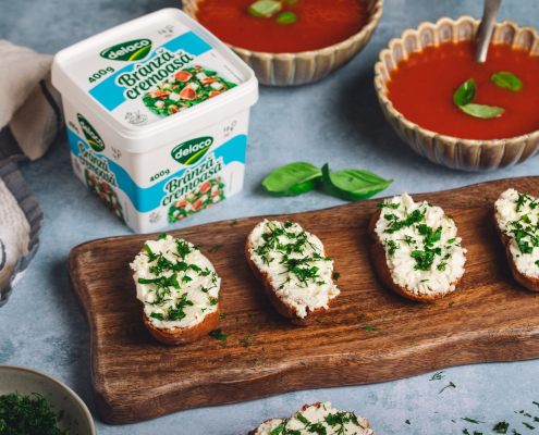 Bruschete cu Brânză Cremoasă Delaco și ierburi aromatice, servite alături de supă-cremă de roșii.