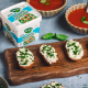 Bruschete cu Brânză Cremoasă Delaco și ierburi aromatice, servite alături de supă-cremă de roșii.