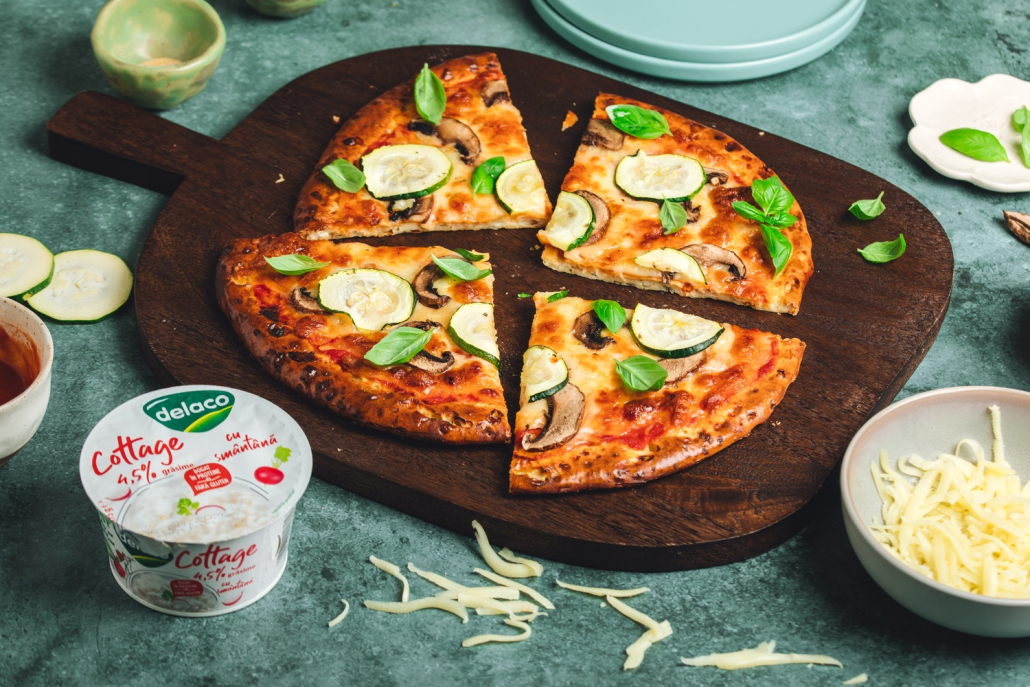 Pizza cu blat de Brânză Cottage Delaco, mozzarella, ciuperci și dovlecei,