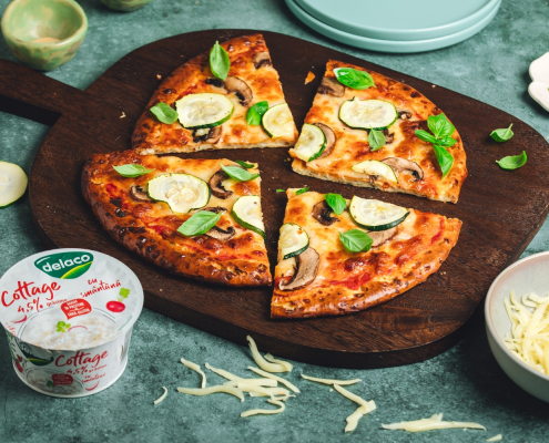 Pizza cu blat de Brânză Cottage Delaco, mozzarella, ciuperci și dovlecei,