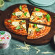 Pizza cu blat de Brânză Cottage Delaco, mozzarella, ciuperci și dovlecei,