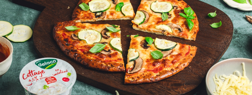 Pizza cu blat de Brânză Cottage Delaco, mozzarella, ciuperci și dovlecei,