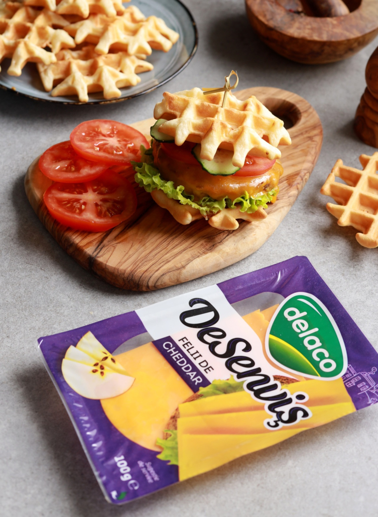 Burger cu vafe rumene și felii de Cheddar DeSenviș topit