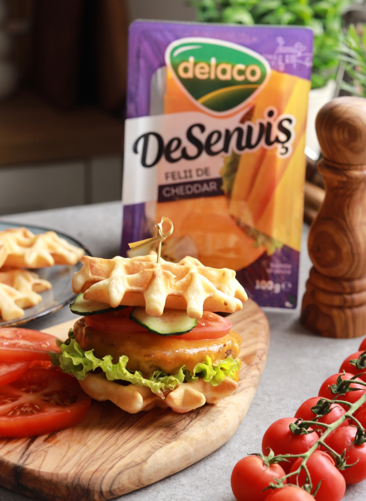 Waffle burger cu carne, cheddar topit și legume proaspete