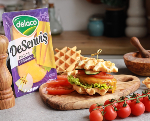 Waffle burger cu Cheddar DeSenviș, salată, roșii și castraveți