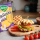 Waffle burger cu Cheddar DeSenviș, salată, roșii și castraveți