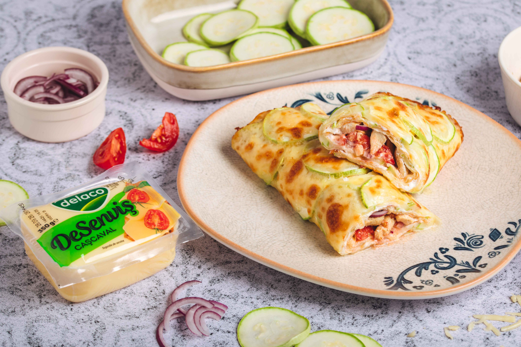 Wrap din dovlecei cu cașcaval DeSenviș și umplutură de pui și legume