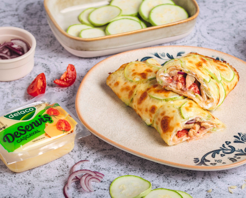 Wrap din dovlecei cu cașcaval DeSenviș și umplutură de pui și legume