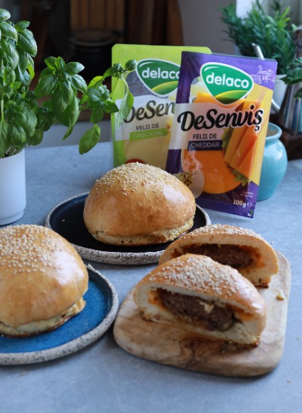 2. Burger de casă în chiflă pufoasă umplută cu carne de vită și felii de Cheddar DeSenviș
