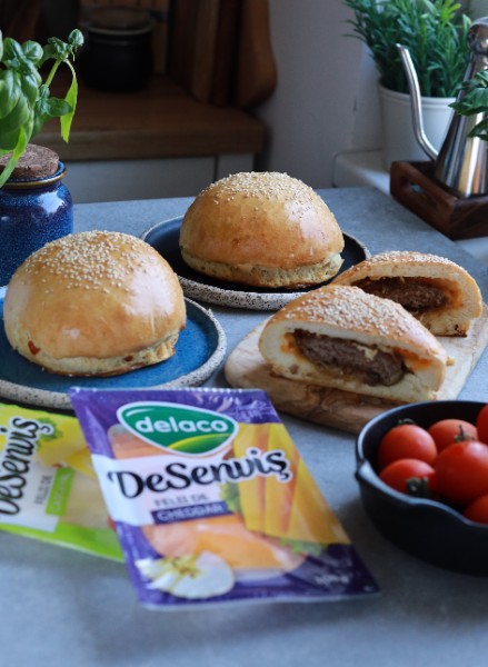4. Burger de casă cu carne de vită, cașcaval DeSenviș și Cheddar topit