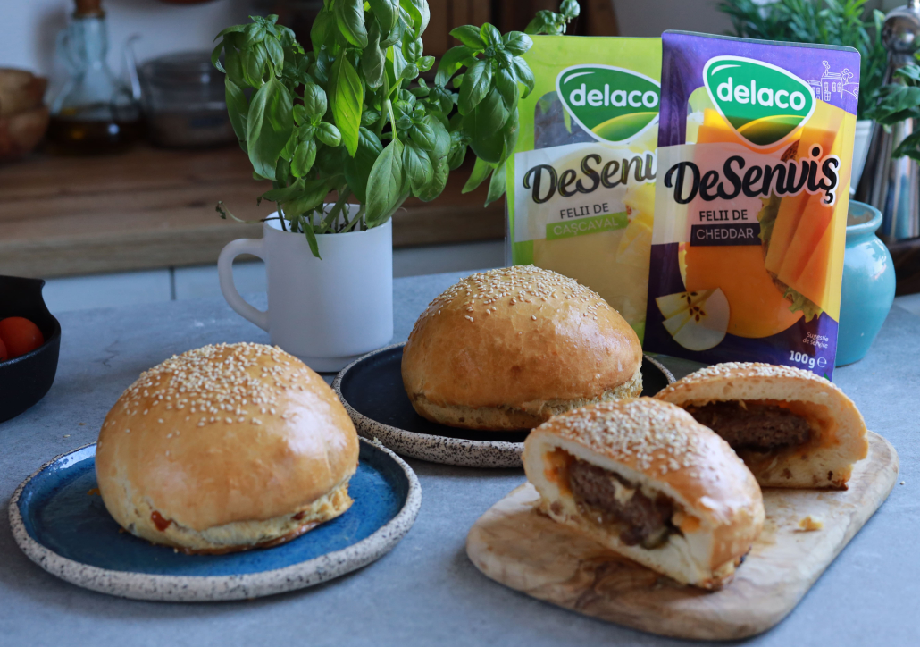 1. Burger în chiflă de casă cu Cheddar DeSenviș, carne de vită și ceapă caramelizată