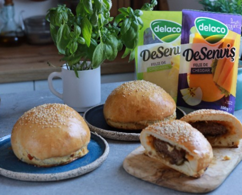 1. Burger în chiflă de casă cu Cheddar DeSenviș, carne de vită și ceapă caramelizată