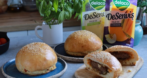 1. Burger în chiflă de casă cu Cheddar DeSenviș, carne de vită și ceapă caramelizată