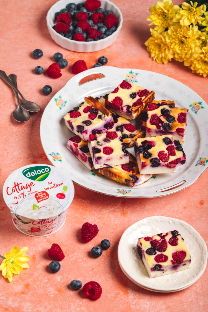 Cheesecake proteic cu brânză cottage și fructe de pădure