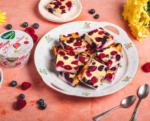 Cheesecake proteic cu branza cottage fructe de padure