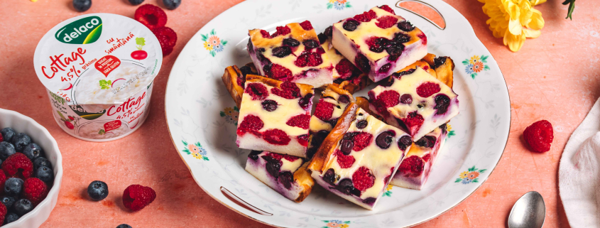 Cheesecake proteic cu branza cottage fructe de padure