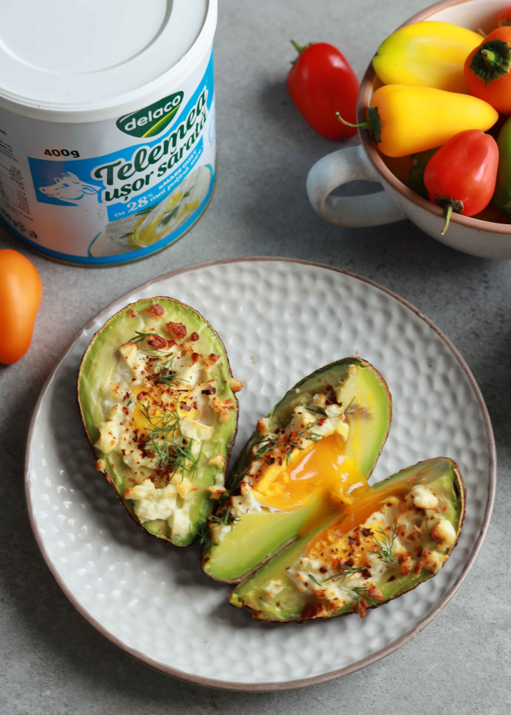 Avocado umplut cu ou și Telemea ușor sărată Delaco