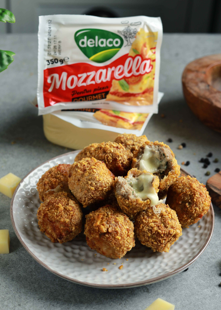 Chiftelute cu mozzarella si fulgi de porumb