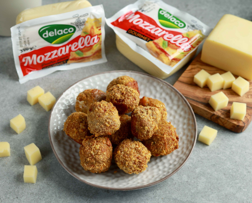 Chifteluțe de pui cu mozzarella Gourmet Delaco în crustă crocantă de fulgi de porumb
