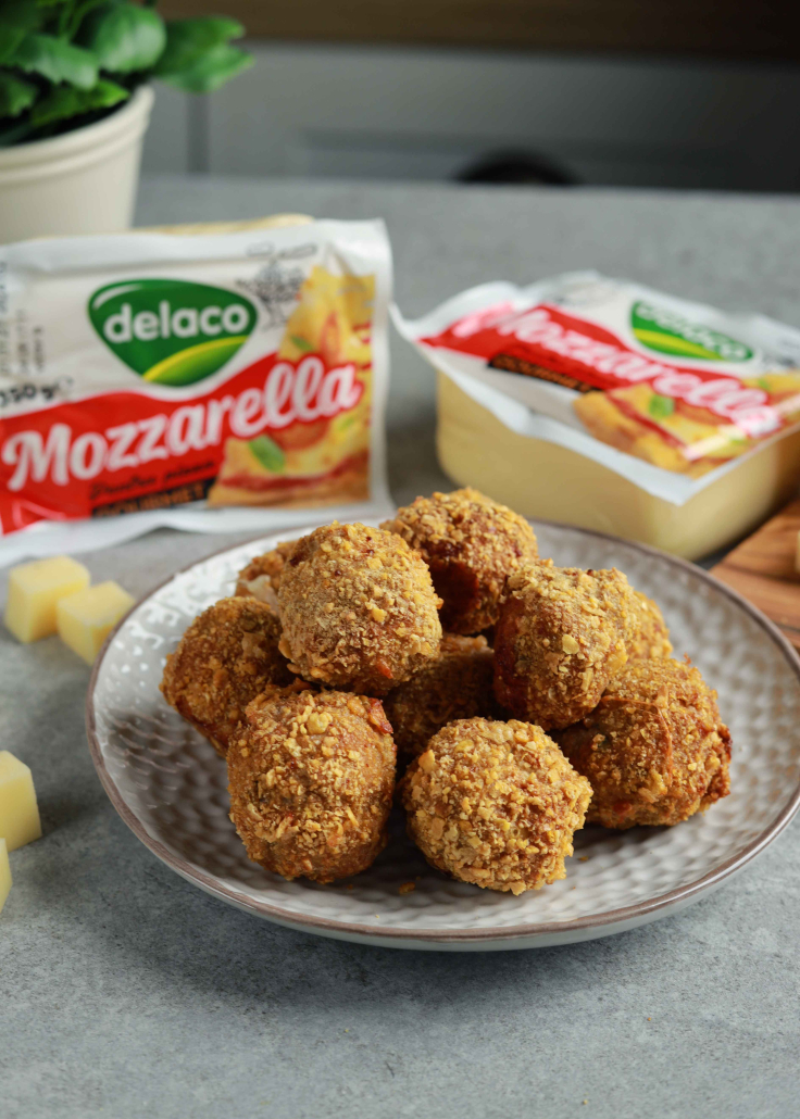 Chifteluțe de pui rumenite la airfryer, cu mozzarella în interior