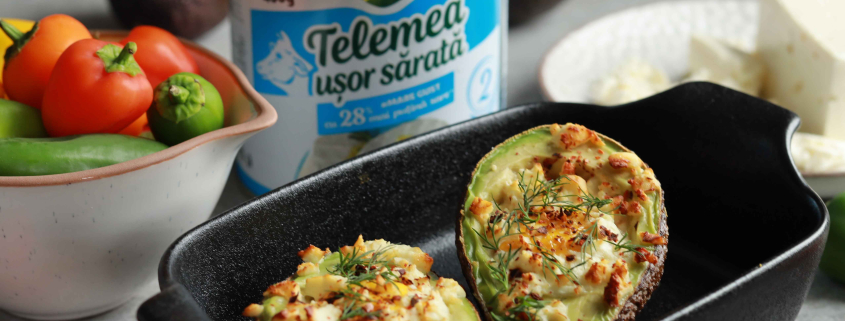 Ouă coapte în avocado cu Telemea ușor sărată Delaco