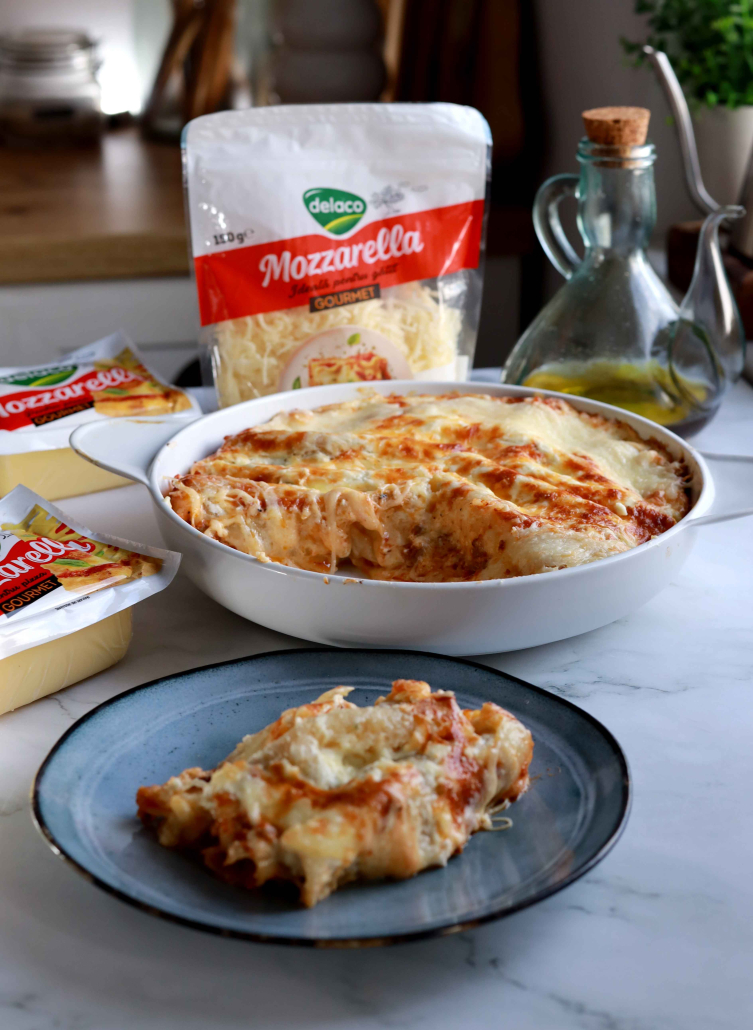 Paste cannelloni umplute cu carne de vită și acoperite cu mozzarella topită