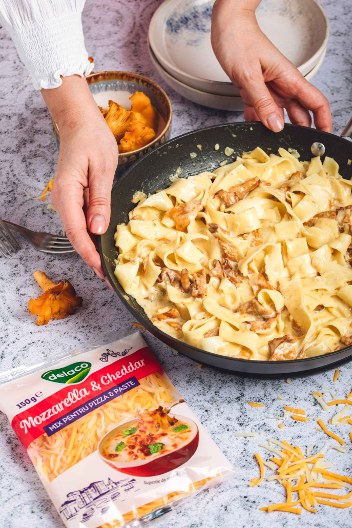 Paste cu galbiori si Mix de mozzarella & cheddar Delaco