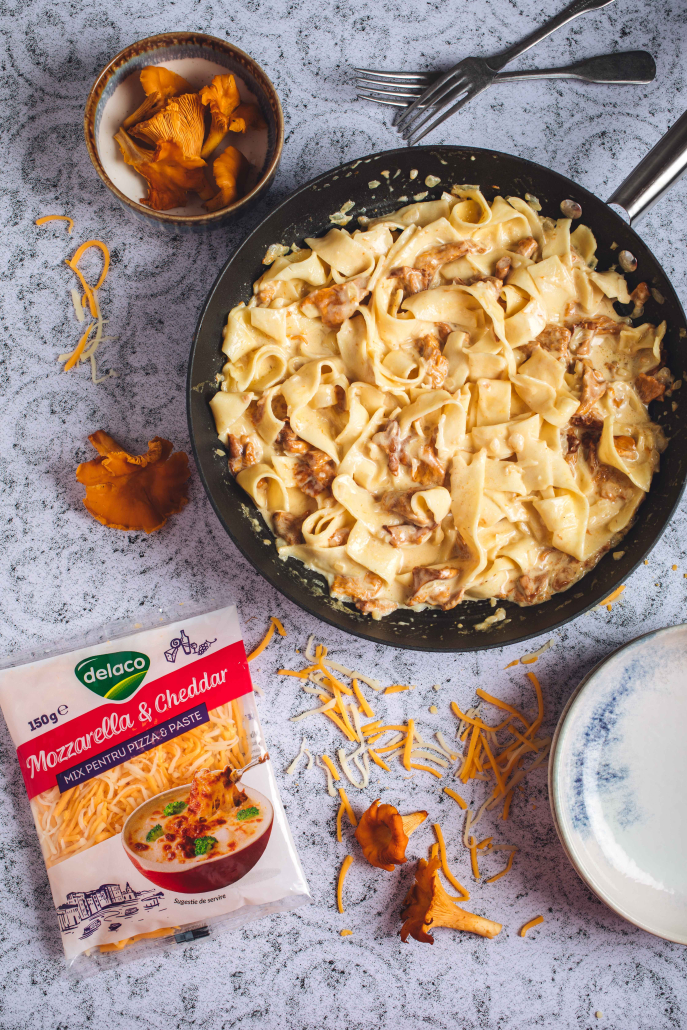 Paste cu ciuperci gălbiori și mix de mozzarella și cheddar topit