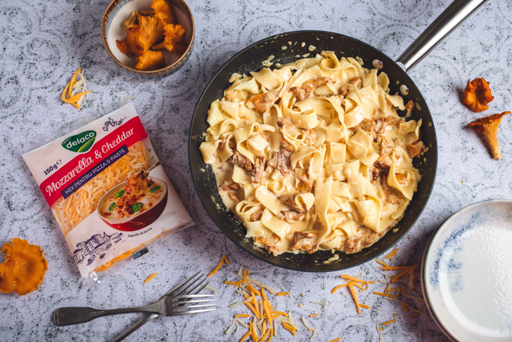 Paste cu gălbiori și sos cheesy cu mix de mozzarella și cheddar Delaco