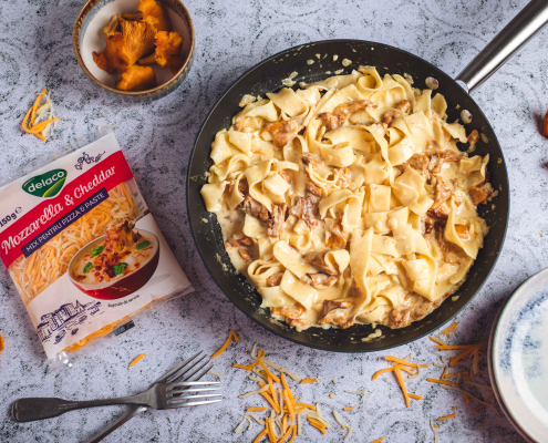 Paste cu gălbiori și sos cheesy cu mix de mozzarella și cheddar Delaco