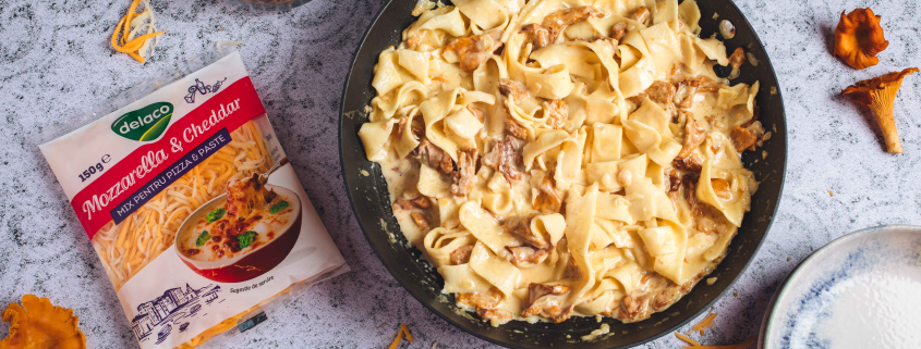 Paste cu gălbiori și sos cheesy cu mix de mozzarella și cheddar Delaco