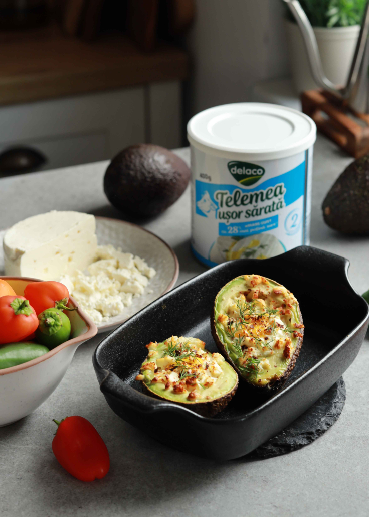 Telemea ușor sărată Delaco, avocado și ingrediente pentru ouă coapte